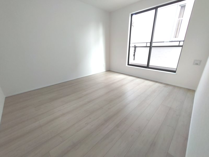 南向きのバルコニーに面したウォークインクロゼット付の明るい洋室 主寝室にいかがですか 北楠葉町全2区画新築分譲住宅B号棟 その他