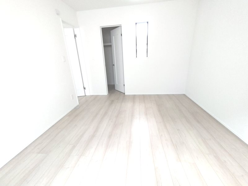 南向きのバルコニーに面したウォークインクロゼット付の明るい洋室 主寝室にいかがですか 北楠葉町全2区画新築分譲住宅B号棟 その他