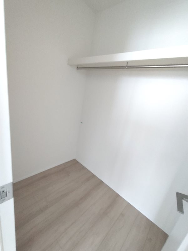 主寝室のウォークインクロゼット 北楠葉町全2区画新築分譲住宅B号棟 その他