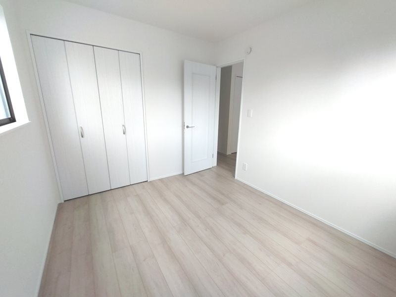 南と西側から採光のある明るい洋室 お子様部屋にいかがですか 北楠葉町全2区画新築分譲住宅B号棟 その他