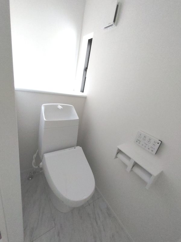 2階トイレ 温水洗浄暖房便座 北楠葉町全2区画新築分譲住宅B号棟 その他
