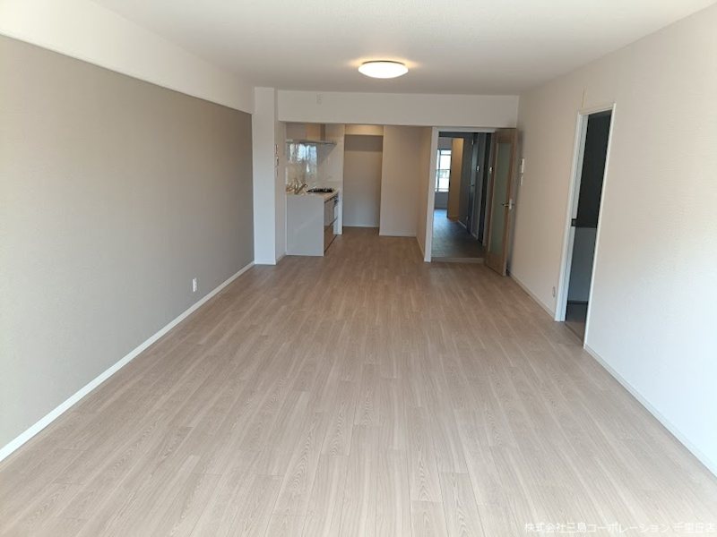 LDK22.6帖 家族もペットもみんなでゆったり寛げる広々リビング♪南向き高層階で陽当り、眺望、通風良好です♪ メゾン千里丘K棟 その他