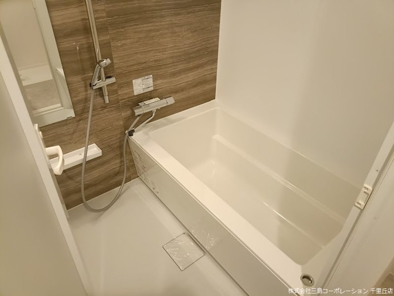 浴室暖房乾燥機付きの浴室はカビ防止にはもちろん、雨や花粉の季節、夜間の洗濯物干しスペースとしても活躍します! メゾン千里丘K棟 その他