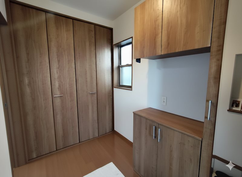 玄関ホールの収納は、コート等もかけていただけます。 茨木市若園町 中古一戸建 その他