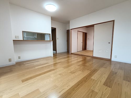 和室を開放することで、広々とリビングルームを使用できます。 コスモ茨木シティフォルム その他