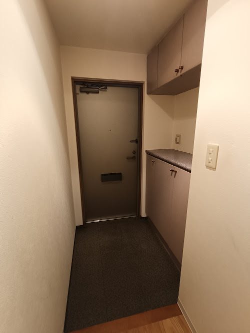 靴収納付きの玄関には、鍵等の小物を置くことができます。 コスモ茨木シティフォルム その他