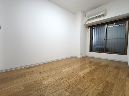 洋室約6.1帖はベットと勉強机を置いても余裕があります。 コスモ茨木シティフォルム その他