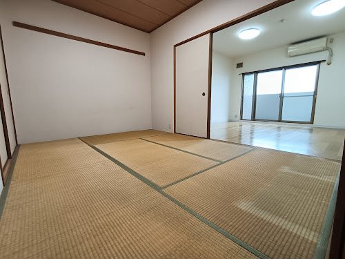 約6帖の和室は、来客用の部屋などにも活用できます。 コスモ茨木シティフォルム その他