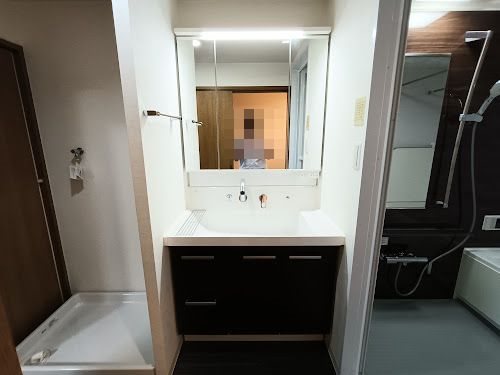 3面鏡の裏収納、シンク下収納があり収納豊富です。キッチン側からもアクセスできるので家事動線が便利です! コスモ茨木シティフォルム その他