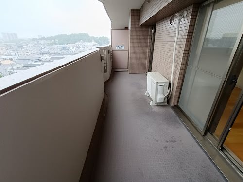 南側バルコニーは陽当り良好のため、布団・洗濯物を干すことができます。 コスモ茨木シティフォルム その他