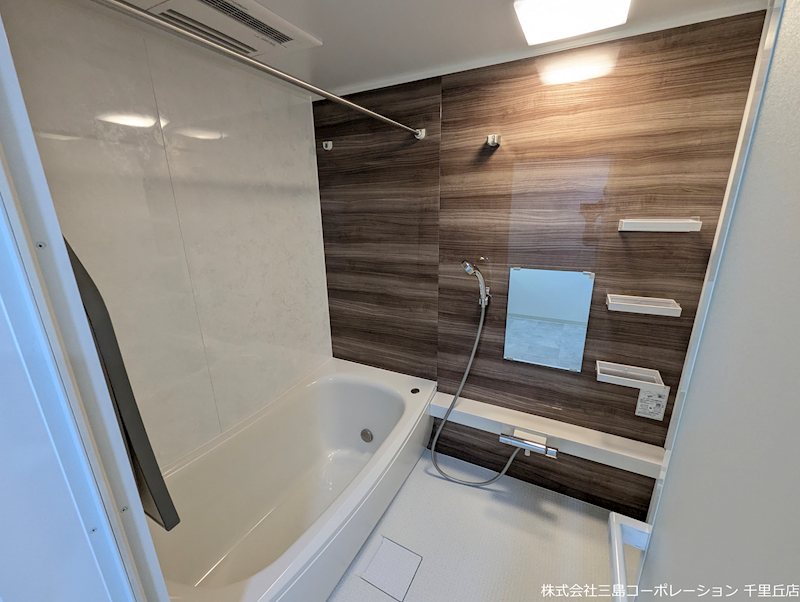 浴室暖房乾燥機付きの浴室はカビ防止にはもちろん、雨や花粉の季節、夜間の洗濯物干しスペースとしても活躍します! ルネ・ヒューマンズガーデン万博公園南C棟 その他