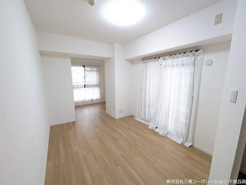 洋室8.4帖 奥にデスクを置いて在宅スペースに活用できますね! ルネ・ヒューマンズガーデン万博公園南C棟 その他