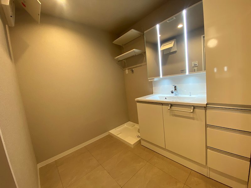 明るい照明と清潔な洗面台で朝の身支度が快適 ライオンズマンション枚方 その他