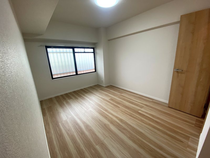 WIC付き洋室6.4帖 北側でも窓ありで自然光と風が通る爽やかな空間 ライオンズマンション枚方 その他