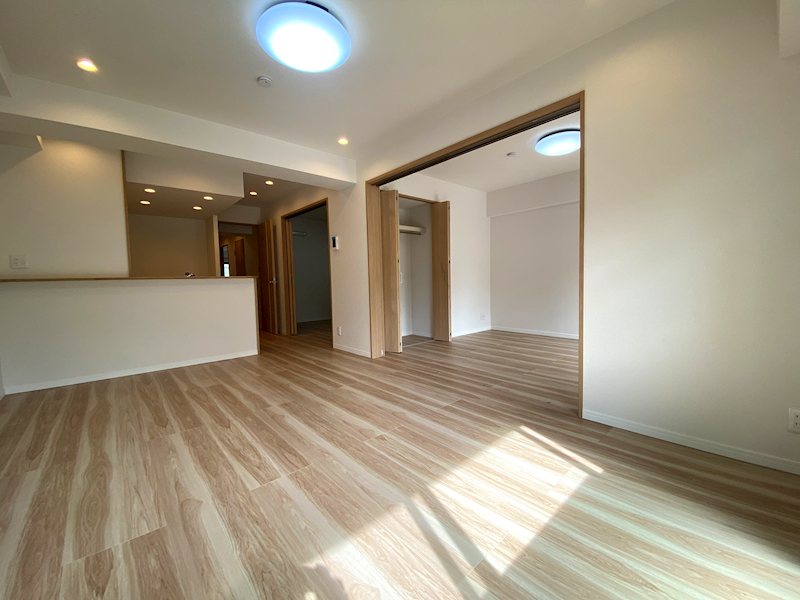 隣の洋室とつなげても区切っても使える柔軟な間取りのLDKは14帖 ライオンズマンション枚方 その他