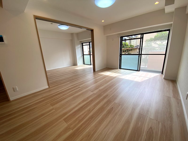 窓面が広くバルコニー付きで自然光がたっぷり入る設計 ライオンズマンション枚方 その他