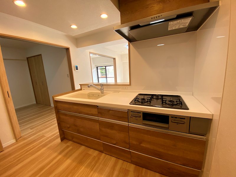 リビングを見渡せる開放的な対面カウンターが魅力的 ライオンズマンション枚方 その他