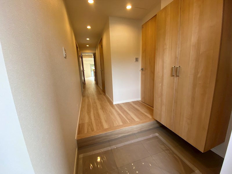 傘立てや小物棚も置ける広さで、自分らしく演出できる余白が嬉しい ライオンズマンション枚方 その他