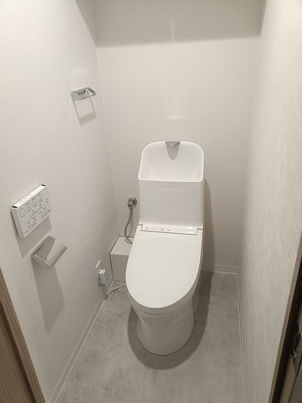 清潔感あふれる白い空間が魅力的なトイレです。収納一体型で見た目もすっきり。快適な毎日をサポートします。 パレ千里壱号棟 その他
