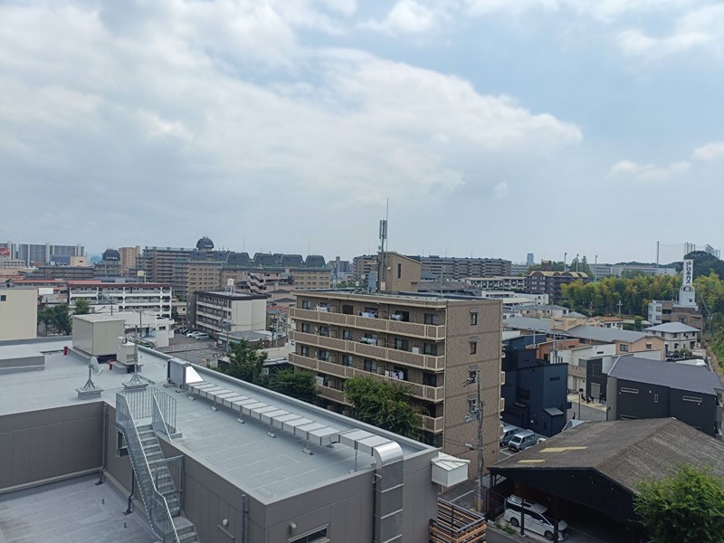 視界を遮るものがない開放的な眺望が魅力。遠くの景色まで見渡せ、都会の賑わいを感じられます。 パレ千里壱号棟 その他