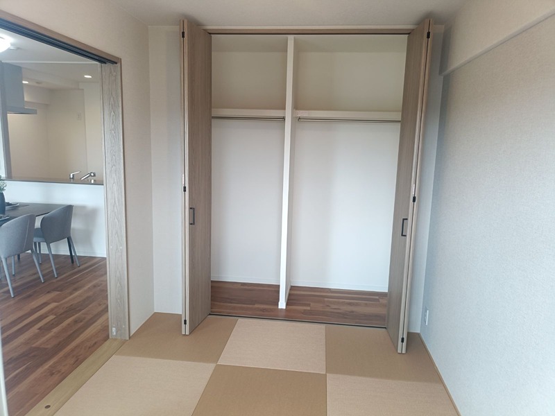 暮らしを快適にする、収納力のあるクローゼット。洋服や荷物をすっきりと整理できます。和室に隣接し、使い勝手の良い間取りです。 パレ千里壱号棟 その他