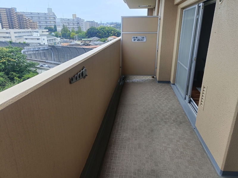 開放感のあるバルコニーで、陽の光を感じながらリラックス。遠くの景色を眺め、穏やかな時間をお過ごしいただけます。 パレ千里壱号棟 その他
