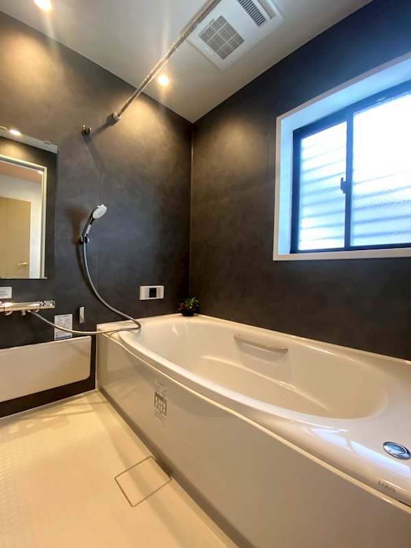 清潔感あふれるバスルーム。1日の疲れを癒やすリラックス空間 東船橋2丁目一戸建 (再生住宅) その他