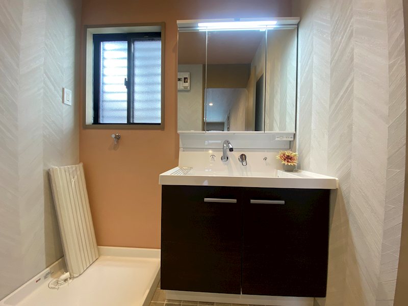 独立洗面台で朝の支度もスムーズ。家族が並んでも使いやすい広さ 東船橋2丁目一戸建 (再生住宅) その他