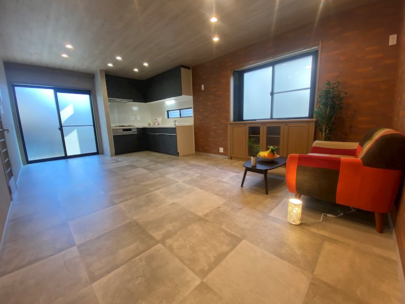 南向きの大きな窓から陽光が差し込む、明るく開放感たっぷりのリビング14帖 東船橋2丁目一戸建 (再生住宅) その他