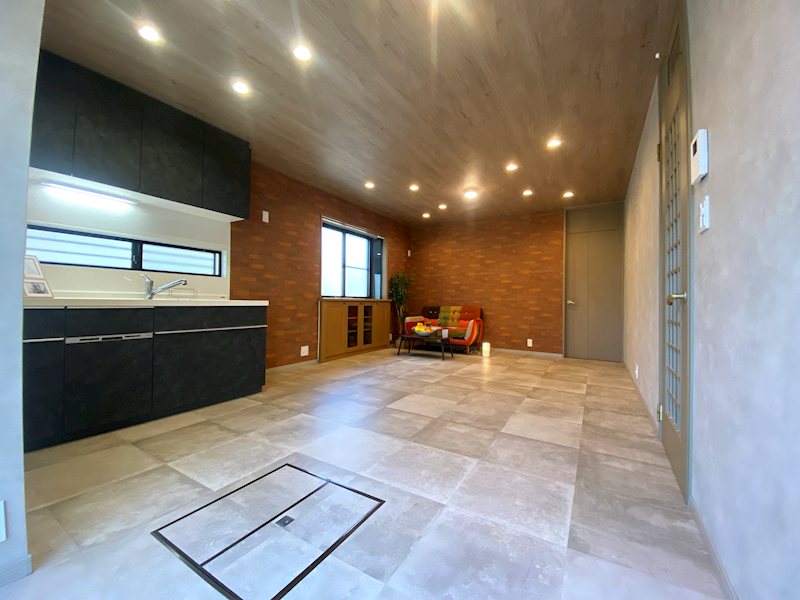 家族みんなが自然と集まる広々空間。会話も弾む心地よい団らんスペース 東船橋2丁目一戸建 (再生住宅) その他