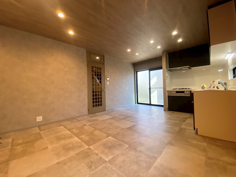 ナチュラルな色調の床と壁が調和し、温かみと落ち着きを感じる空間 東船橋2丁目一戸建 (再生住宅) その他