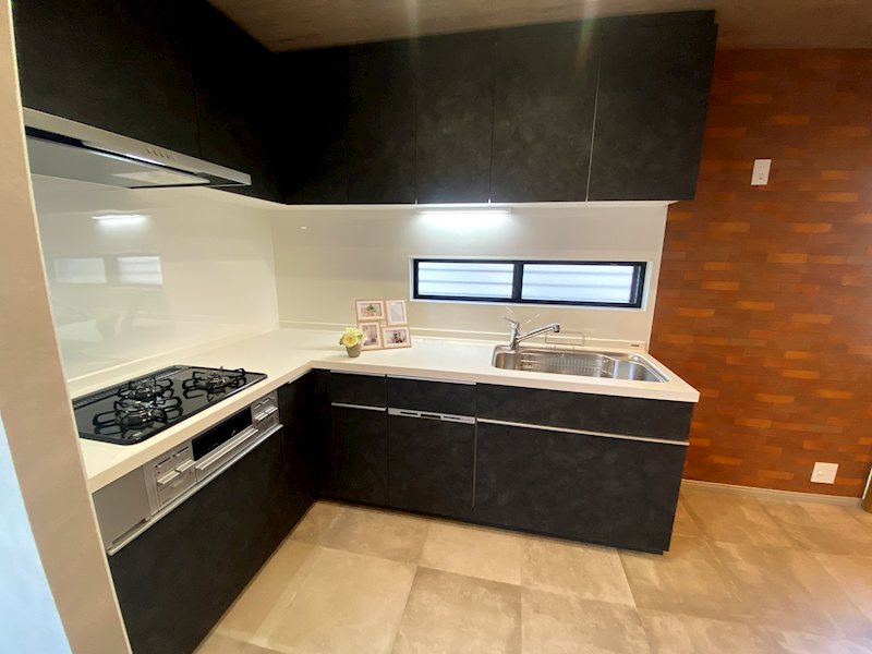 使い勝手抜群のL字型システムキッチンで、毎日の料理がより楽しくスムーズに 東船橋2丁目一戸建 (再生住宅) その他