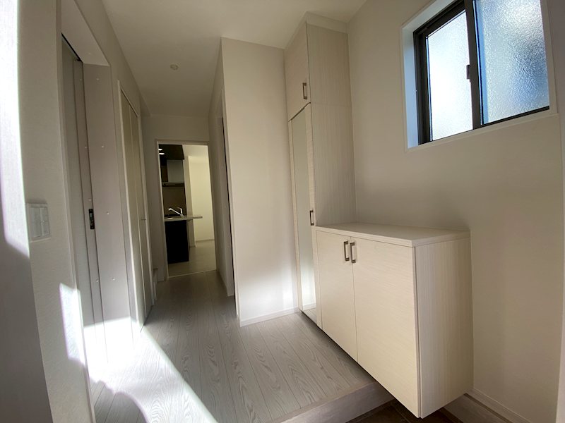 陽光が差し込む明るい玄関、毎日の帰宅が楽しみになる心地よい空間です 天野が原町4丁目限定1邸新築分譲住宅  その他