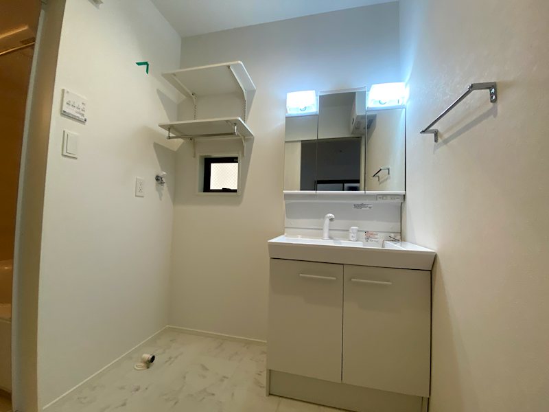 シャワー付洗面化粧台&可動棚付きで、毎日の準備が快適に 藤阪東町4丁目限定1邸新築分譲住宅 その他