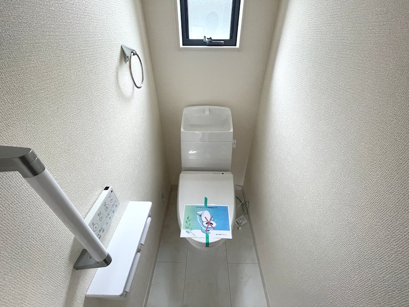 2階トイレ 温水洗浄暖房便座トイレ 星丘3丁目LiveleGarden.S全3棟新規分譲地内1号棟 その他