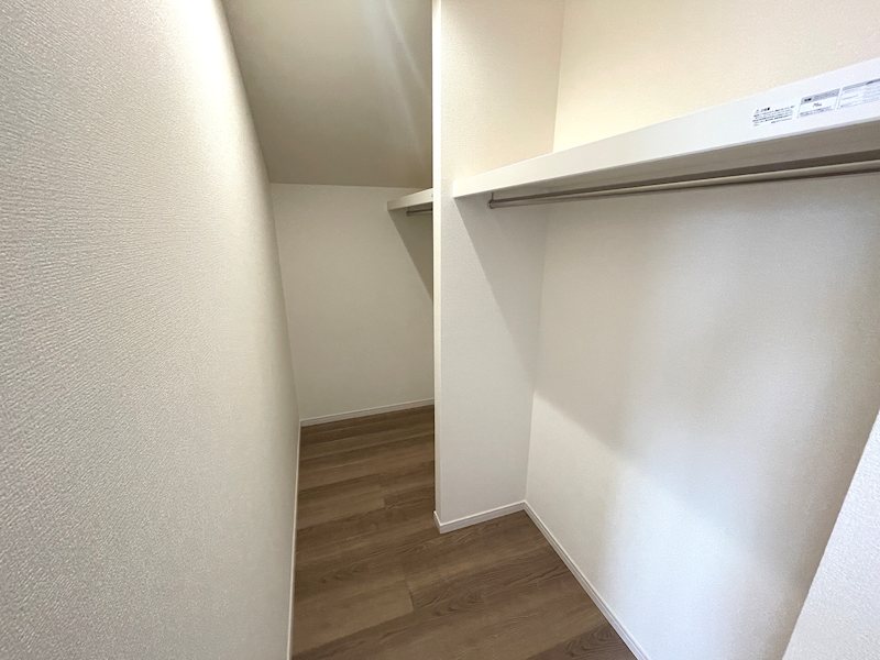 ウォークインクローゼットで高い収納力を誇り、鞄や掃除機など大きい荷物も収納することができます 星丘3丁目LiveleGarden.S全3棟新規分譲地内2号棟 その他