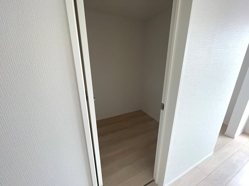 ウォークインクローゼットで高い収納力を誇り、鞄や掃除機など大きい荷物も収納することができます 香里園山之手町Cradlegarden全3棟新築分譲地内1号棟 その他