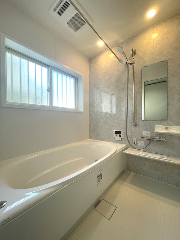 ボタン一つで決まった湯量と温度でお風呂が沸き、いつでも暖かいお風呂に入ってリラックスできます 伊加賀西町一戸建(再生住宅) その他