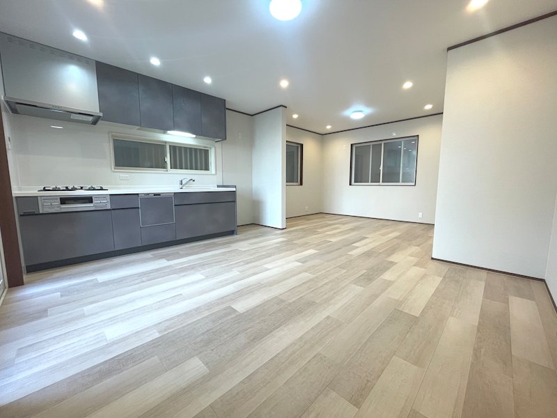 東側から採光がある約16帖のリビング 伊加賀西町一戸建(再生住宅) その他