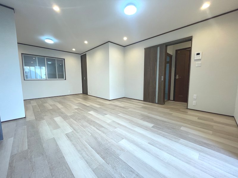 東側から採光がある約16帖のリビング 伊加賀西町一戸建(再生住宅) その他