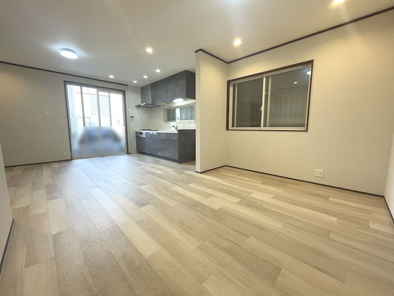 東側から採光がある約16帖のリビング 伊加賀西町一戸建(再生住宅) その他