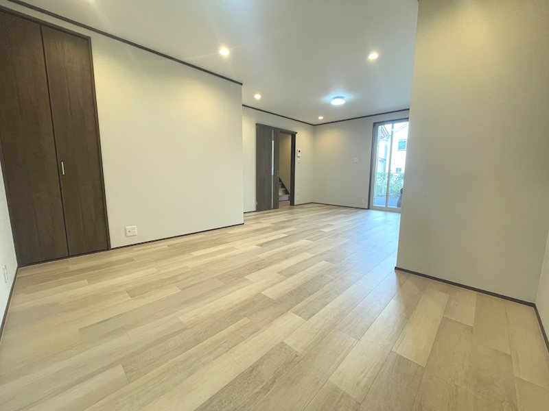 東側から採光がある約16帖のリビング 伊加賀西町一戸建(再生住宅) その他