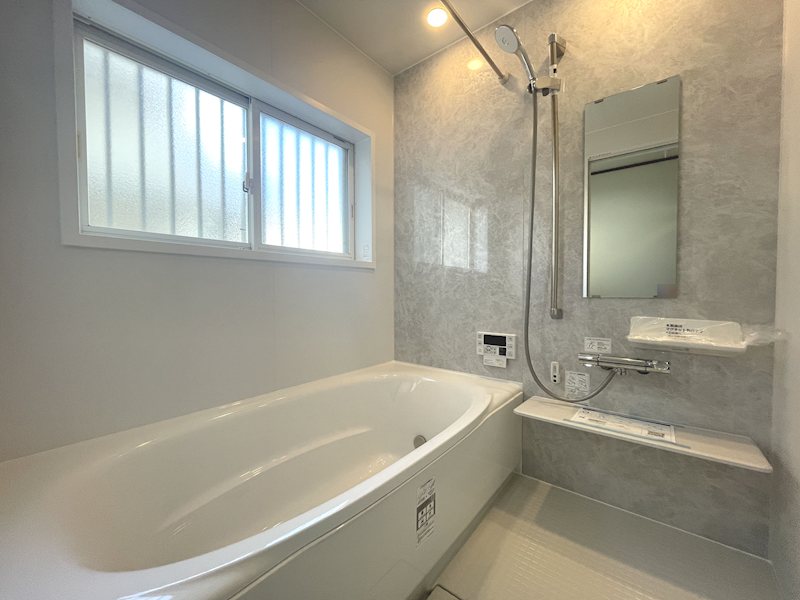 ボタン一つで決まった湯量と温度でお風呂が沸き、いつでも暖かいお風呂に入ってリラックスできます 伊加賀西町一戸建(再生住宅) その他