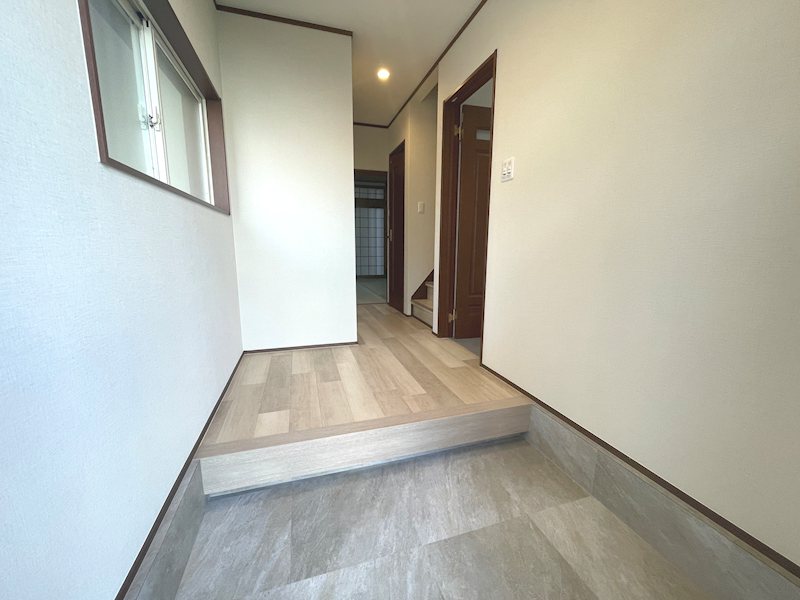 広い玄関で靴置き場のスペースがあり、自分に合ったシューズボックスを置くことができます 伊加賀西町一戸建(再生住宅) その他