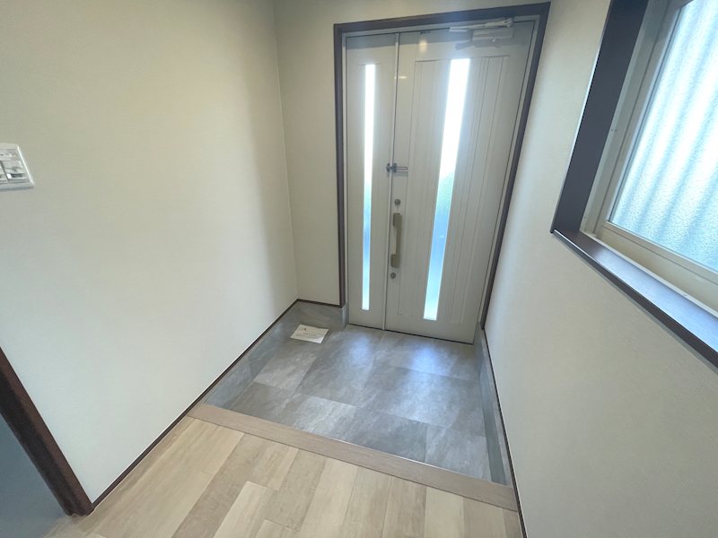 明るい玄関で家族を迎え入れてくれます 伊加賀西町一戸建(再生住宅) その他