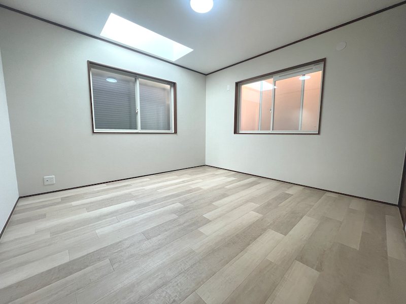 約8帖の洋室 窓があり換気することができます 伊加賀西町一戸建(再生住宅) その他