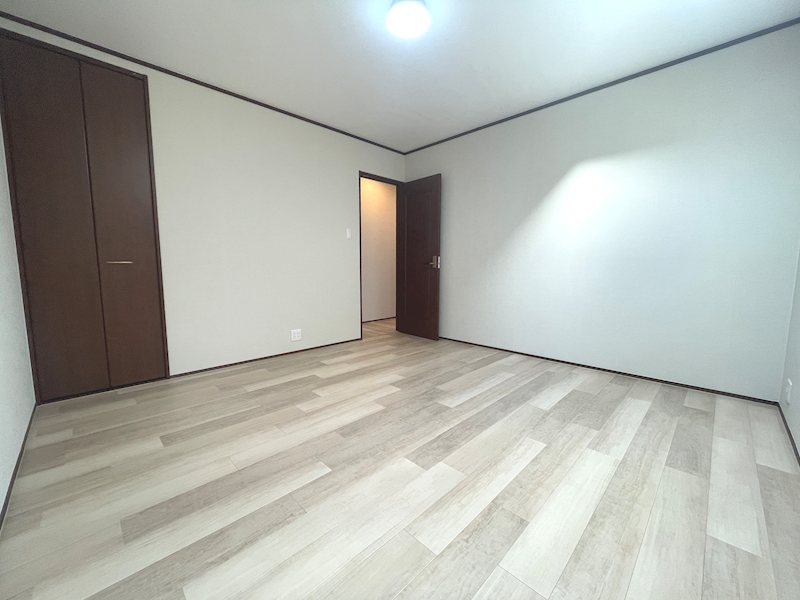 約8帖の洋室 主寝室としていかがですか 伊加賀西町一戸建(再生住宅) その他