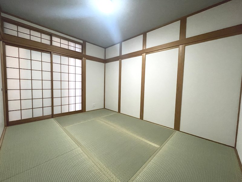 約6帖の和室 1階の和室部屋で、帰ってすぐにゆっくりすることができます 伊加賀西町一戸建(再生住宅) その他