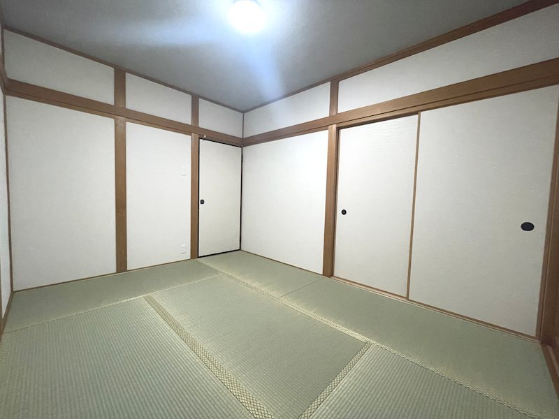 転んでも安心、子育て世帯におすすめの和室です 伊加賀西町一戸建(再生住宅) その他