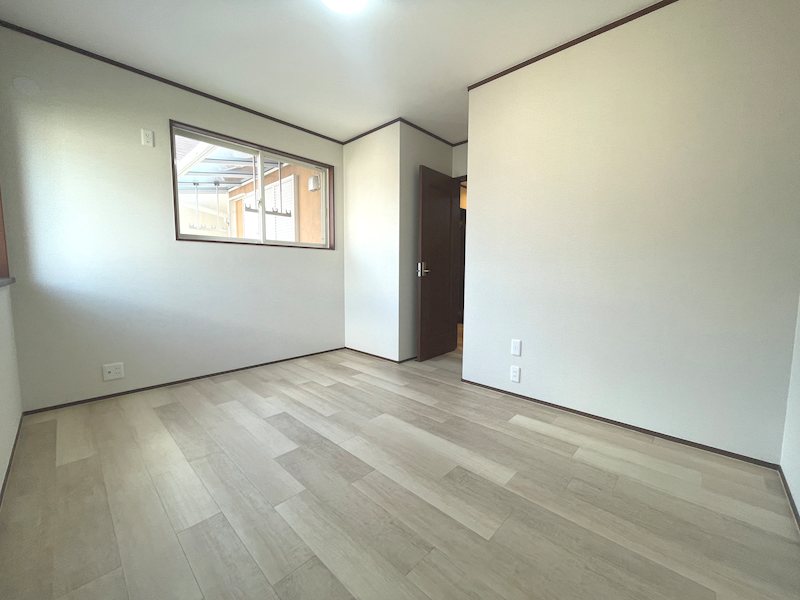 約6.5帖の洋室 フローリングは掃除がしやすく清潔感を保てます 伊加賀西町一戸建(再生住宅) その他